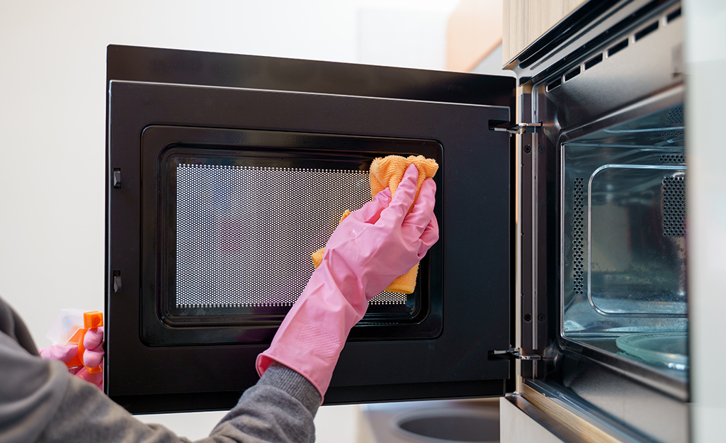 Appliance interiors (oven, fridge, microwave) cleaning
